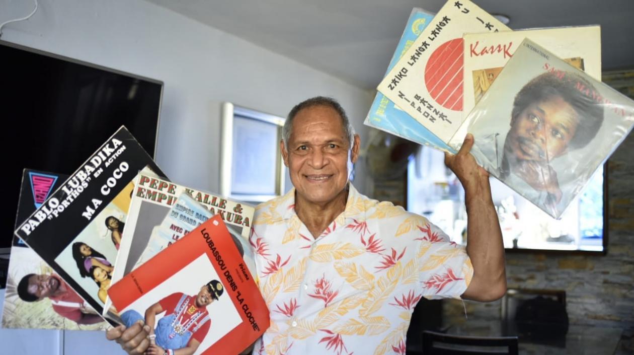 Donaldo García y parte de su colección de música africana.