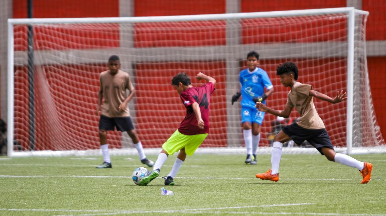 Acciones del fútbol en los Juegos Intercolegiales. 