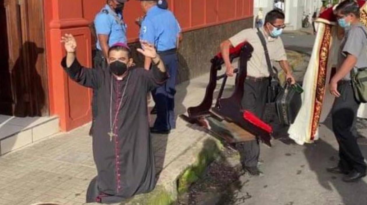 El Obispo Rolando Álvarez se arrodilló en la puerta de la sede episcopal de Matagalpa el pasado 4 de agosto.