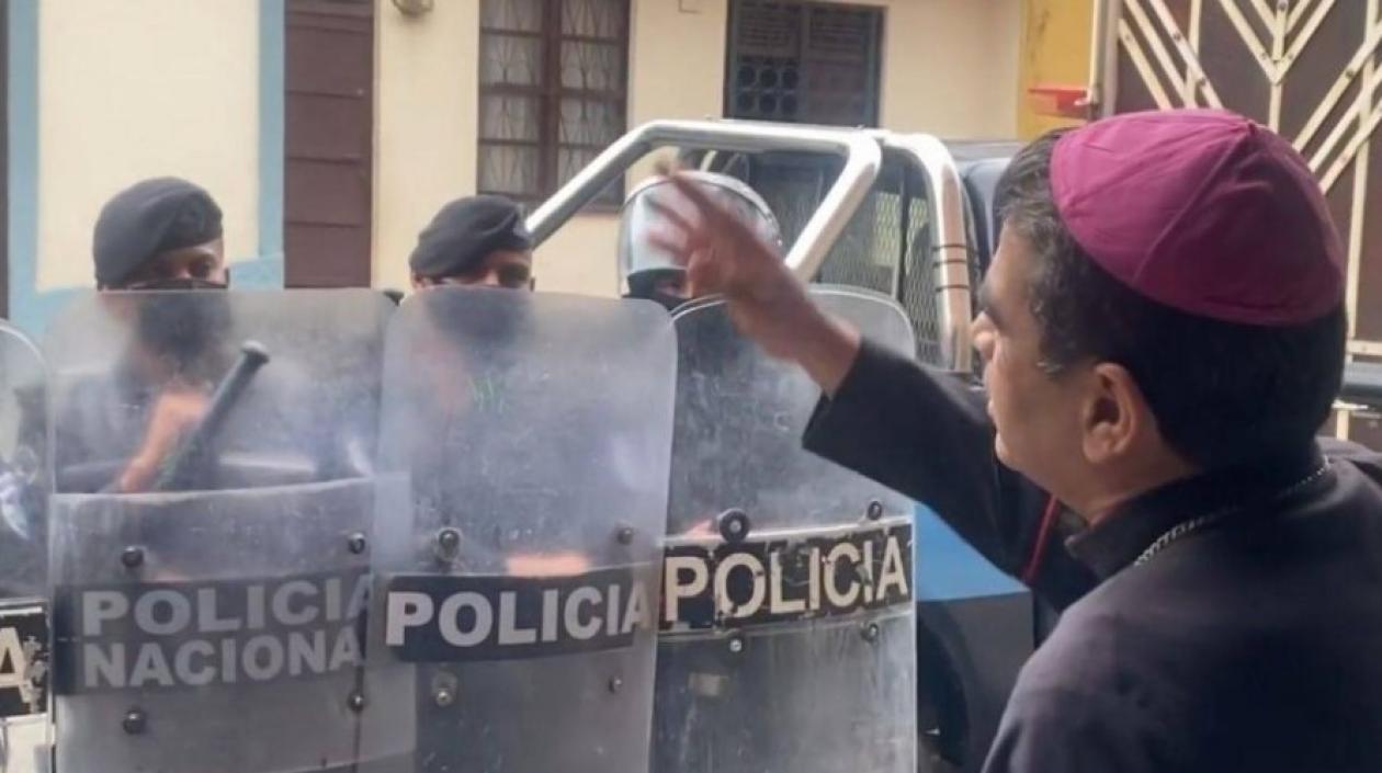 Álvarez ha sido acusado por las autoridades de "intentar organizar grupos violentos".