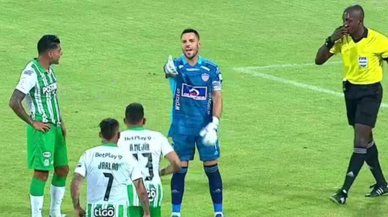 Momento en que Sebastián Viera reta a Jarlan Barrera. 