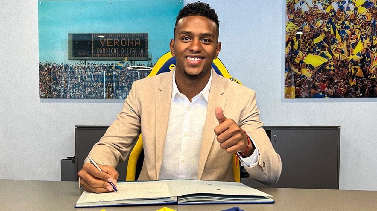 Juan David Cabal, firmando con el Hellas Verona.
