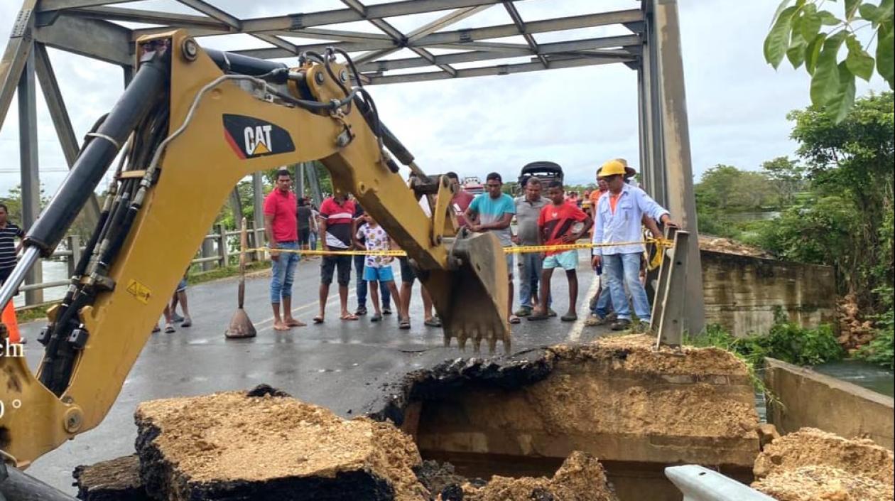 Afectación en la vía y en el puente.
