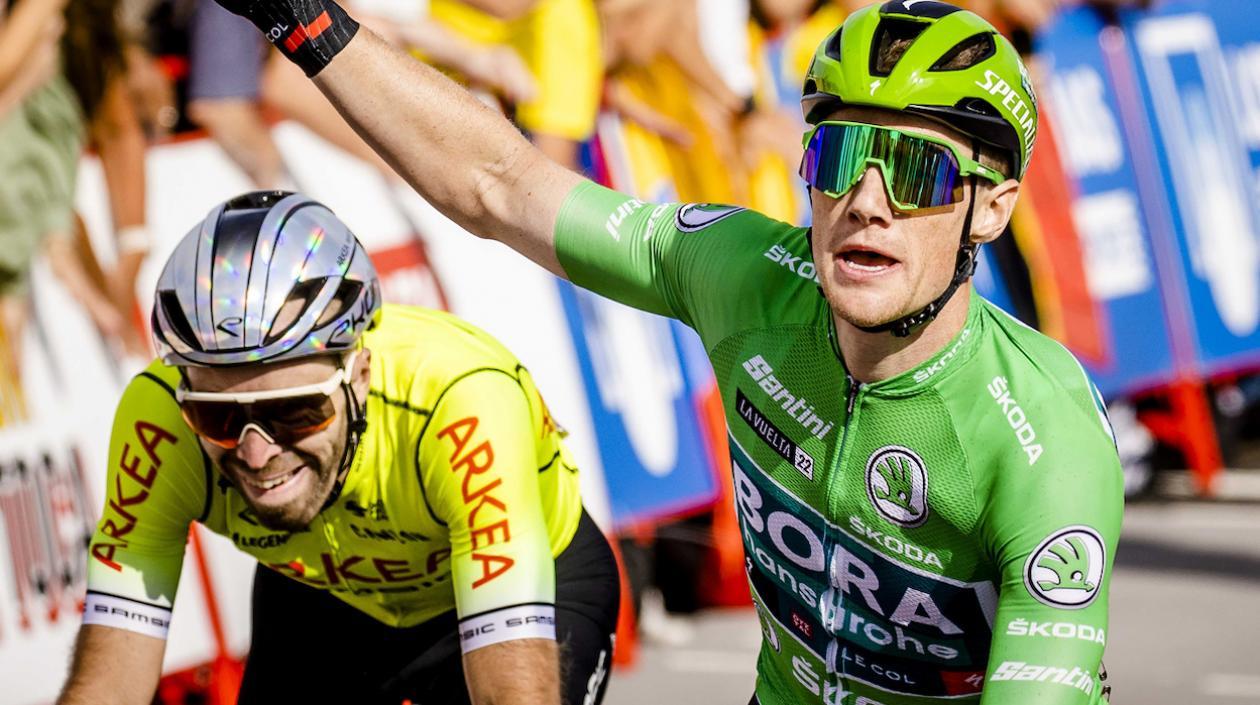 Sam Bennett llegando a la meta.