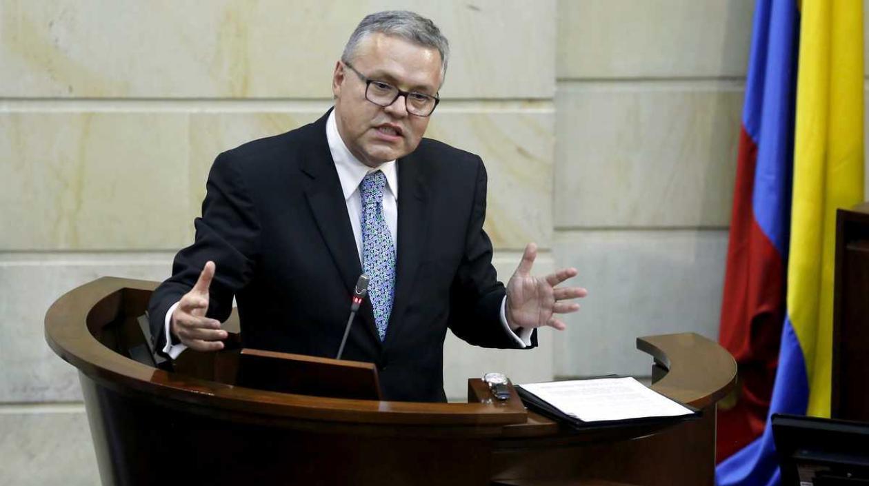 El Ministro Néstor Osuna interviniendo en el Senado.