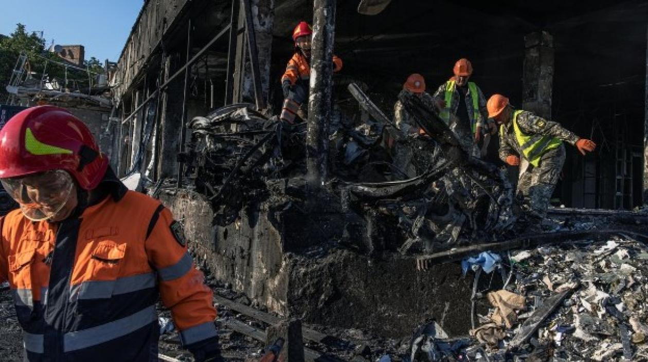 Socorristas ucranianos trabajan en el tren epicentro de misiles lanzados.