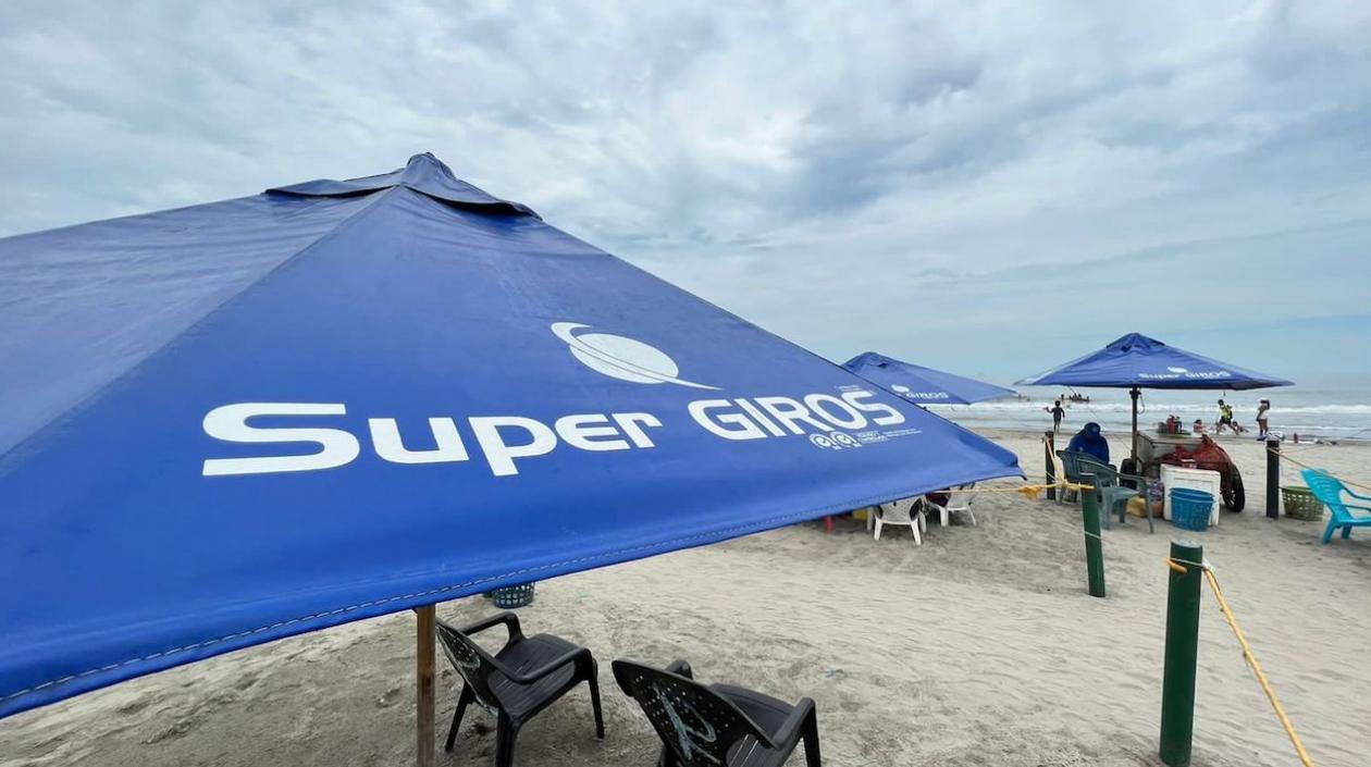 Carpas instaladas en las playas de Marbella.