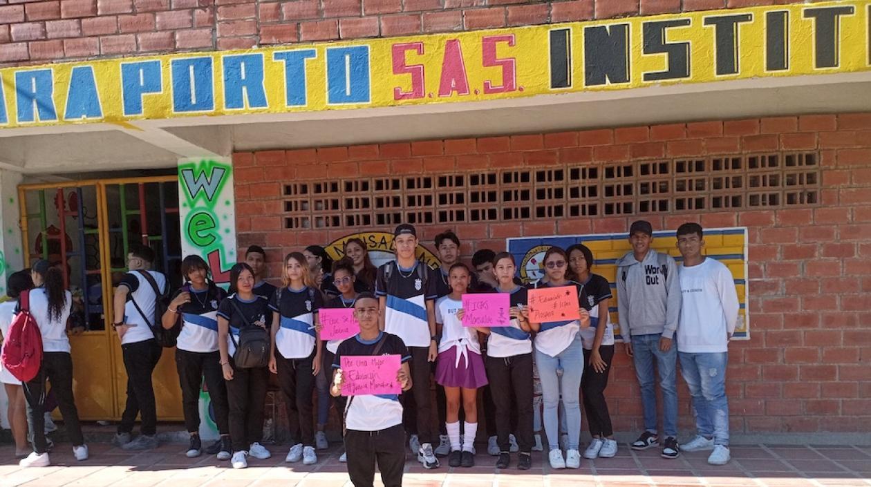 Estudiantes protestando frente a ls instalaciones del colegio.