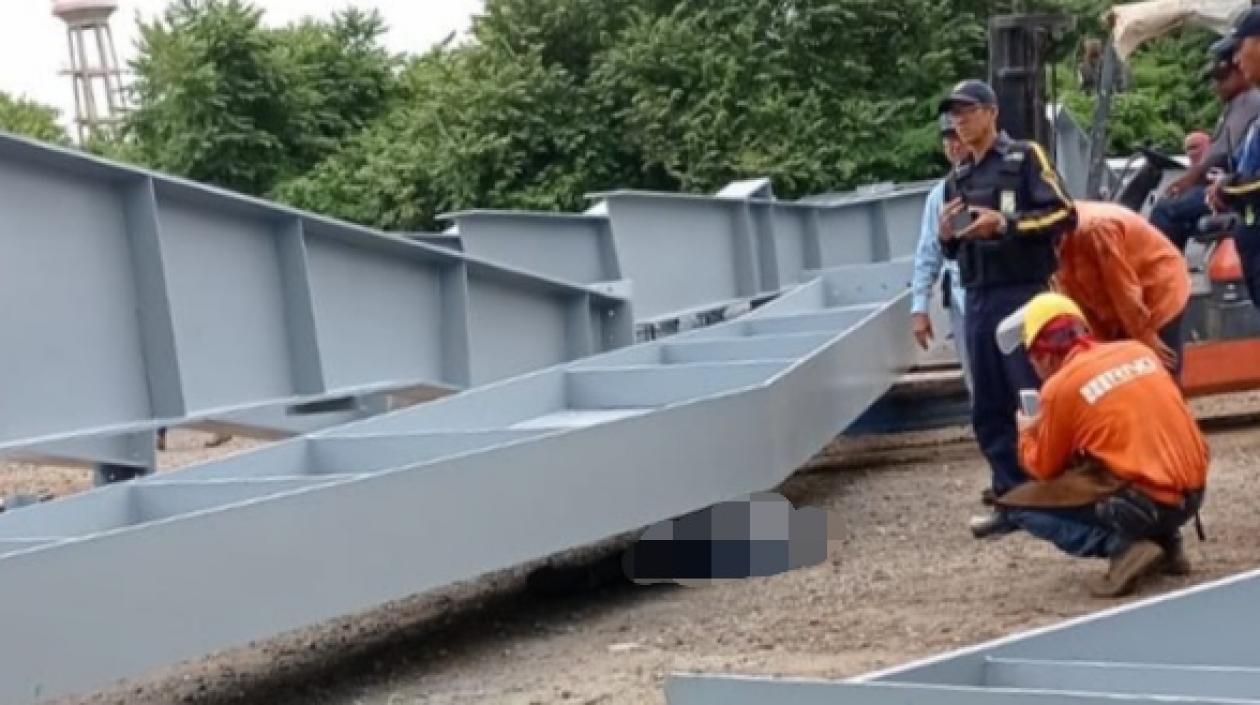 Estructura metálica que le cayó al pintor.