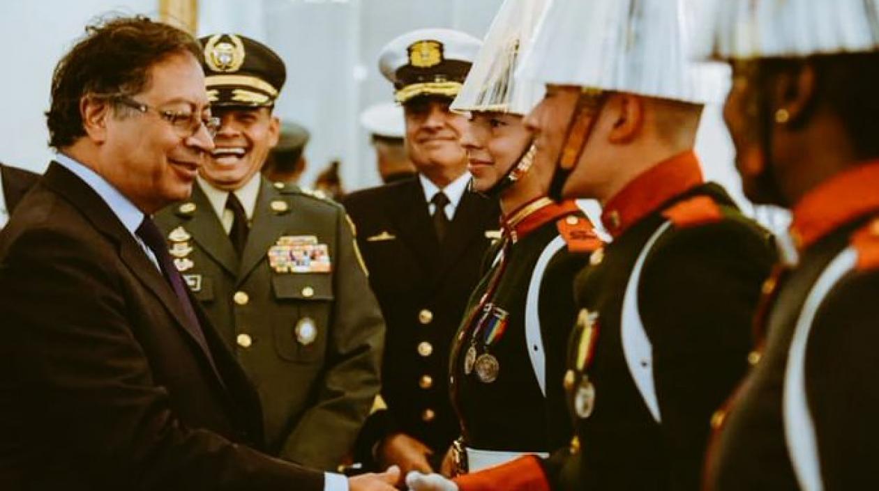 Gustavo Petro y Guardia Presidencial.