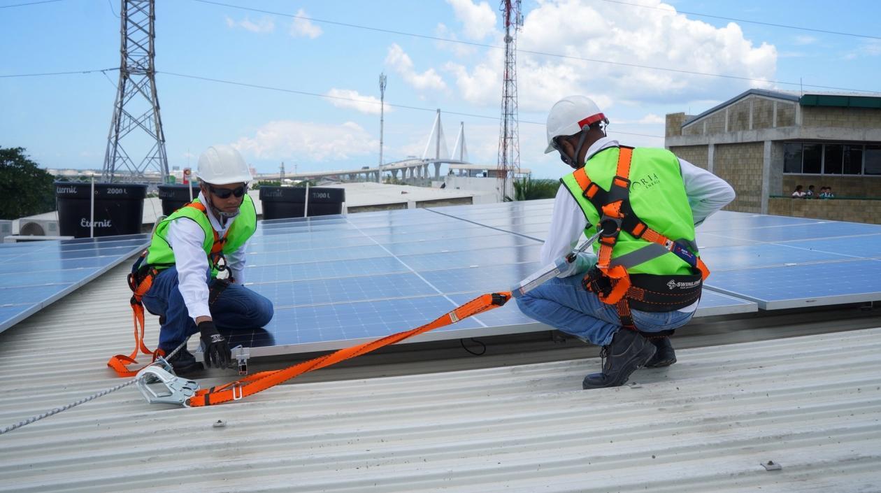 Instalación de paneles solares en el Colegio Simón Bolívar.