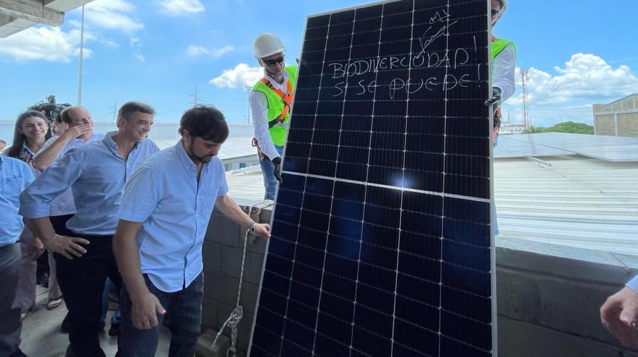 Alcalde Jaime Pumarejo revisando uno de los páneles solares.