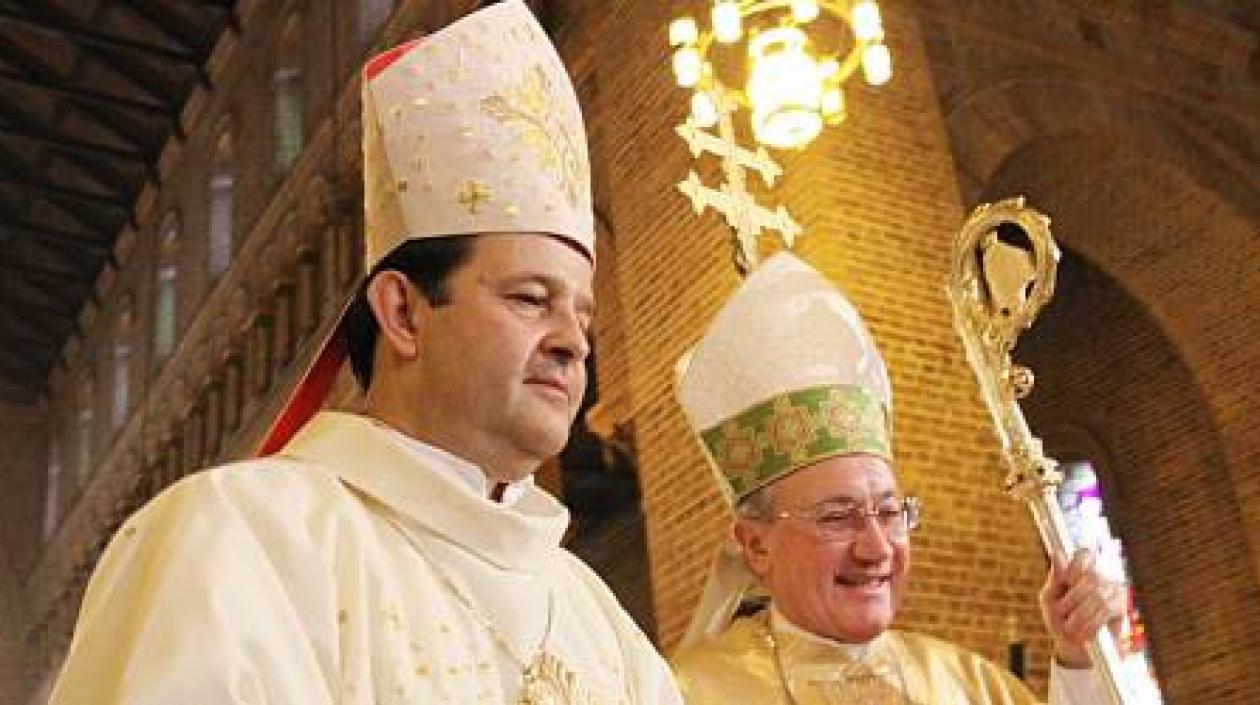 Monseñor Ricardo Tobón (izq.) Arzobispo de Medellín.