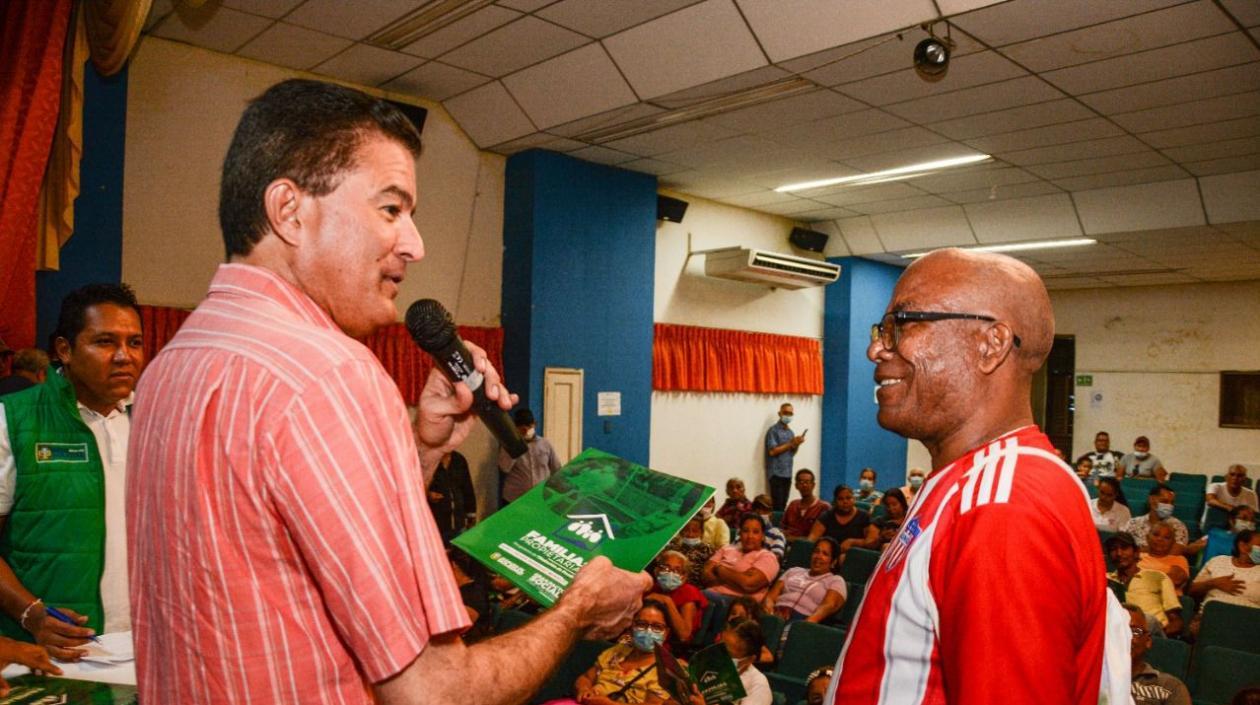 El alcalde de Soledad, Rodolfo Ucrós, entregó los títulos de propiedad. 