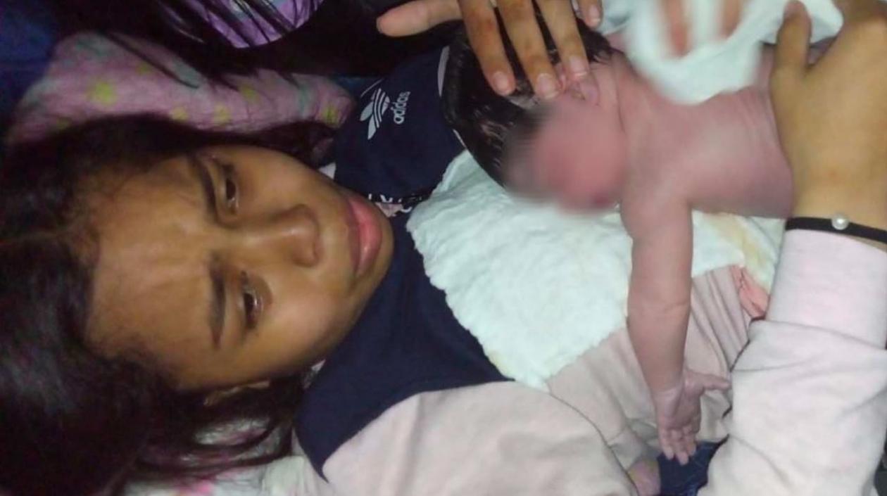 Karol Viviana Teherán Matute sostiene a su hija nacida en un bus de Brasilia.