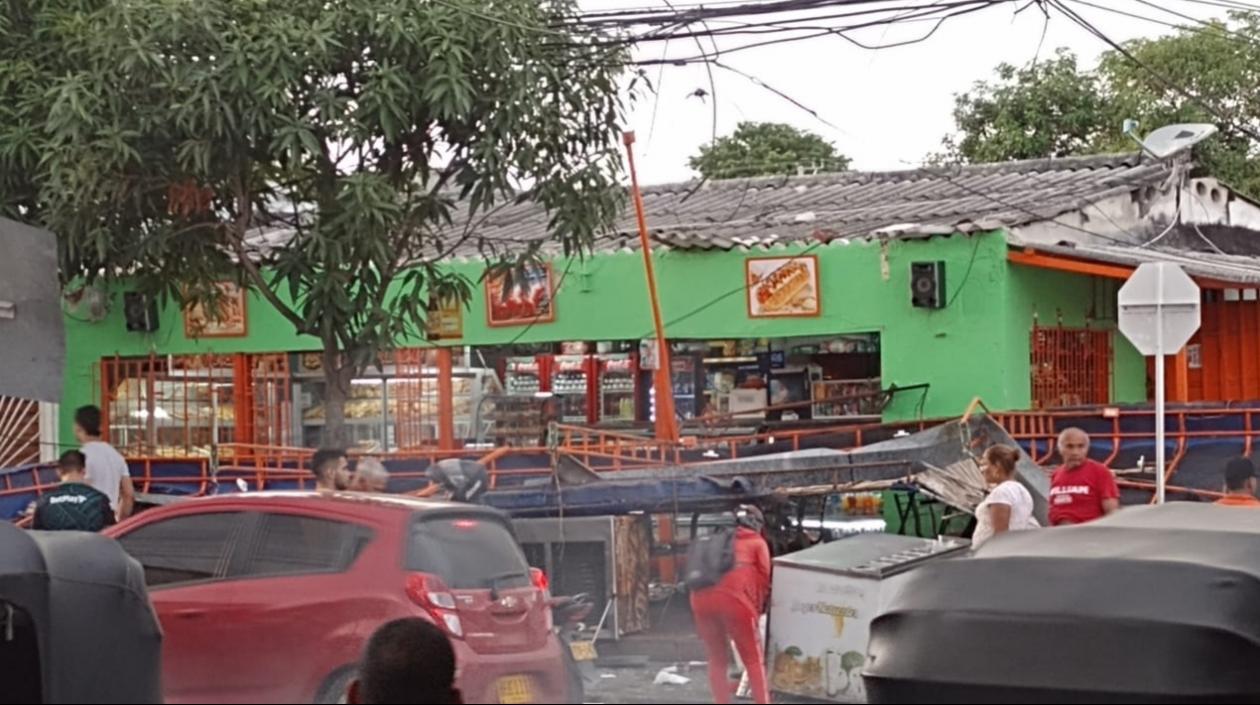 La carpa de una panadería se vino al suelo por los fuertes vientos. 