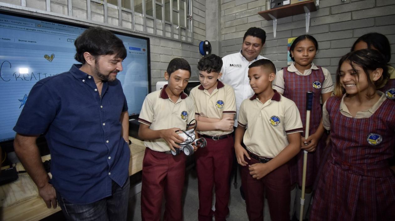 Alcalde Jaime Pumarejo, en la Institución Educativa Comunitaria Metropolitana.