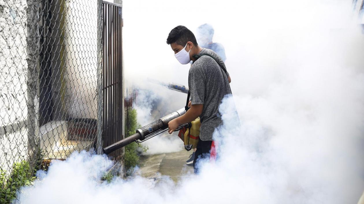 un habitante de El Salvador durante una jornada de fumigación para erradicar criaderos de mosquitos transmisores del dengue.