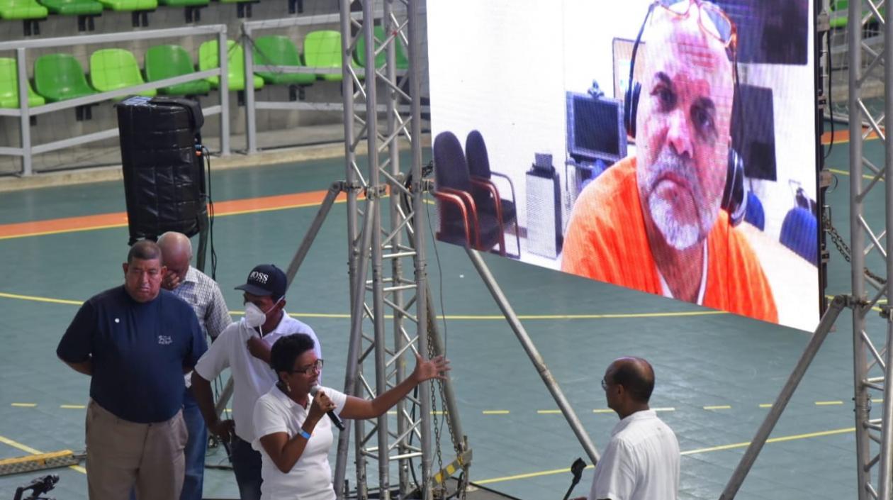 Víctima del conflicto armado hace un reclamo a Salvatore Mancuso.