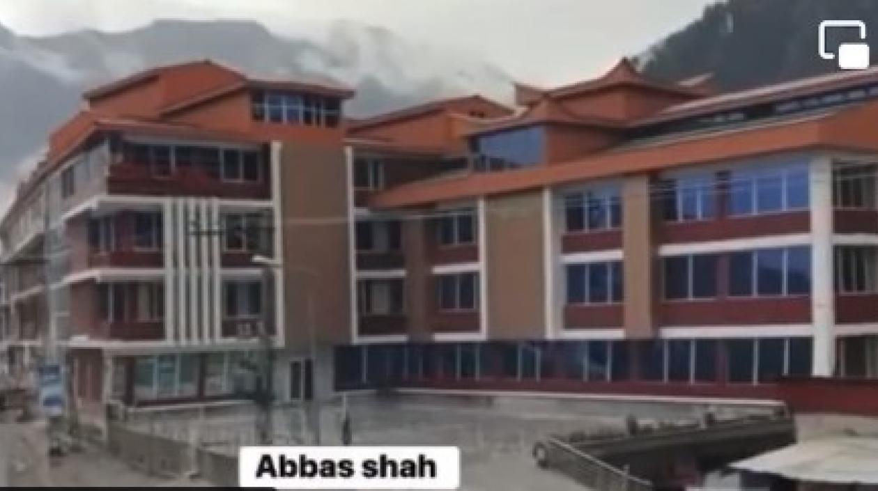 El New Honeymoon Hotel minutos antes de desaparecer entre las aguas del río Swat.