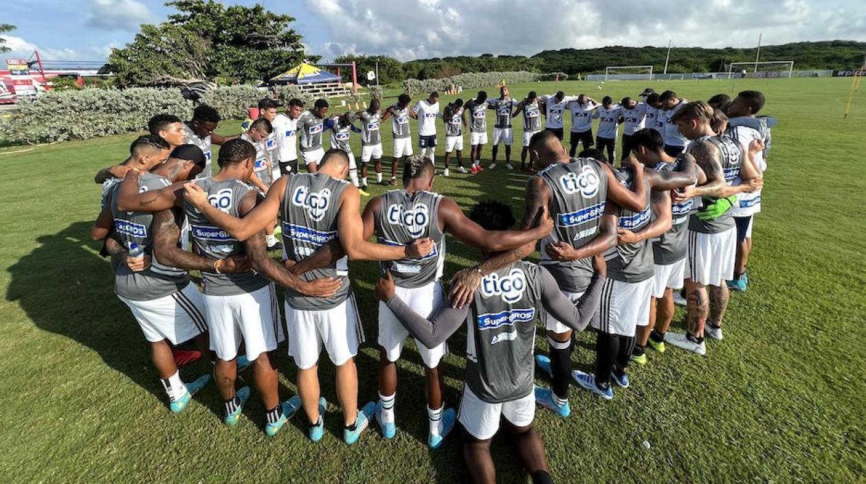 Los junioristas orando por un buen resultado este domingo en el Metropolitano.