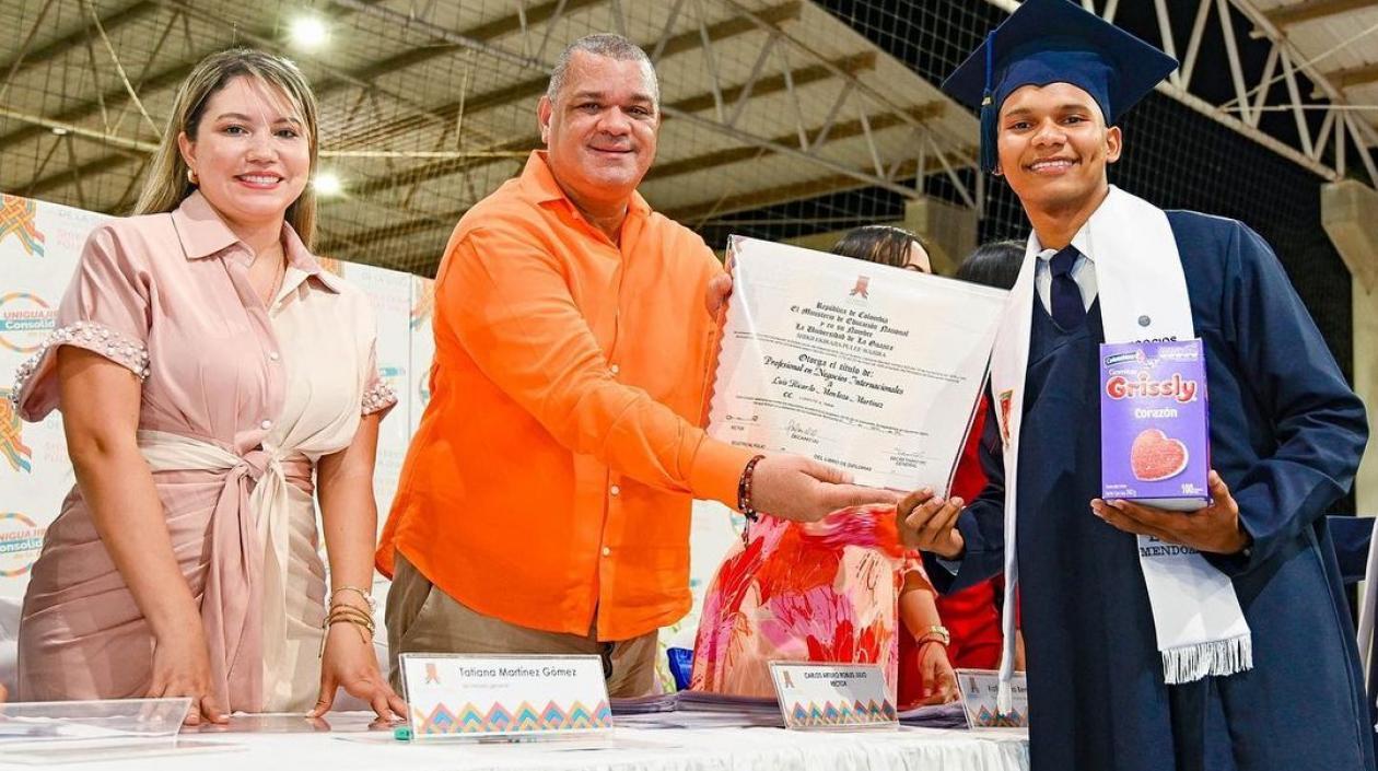 Luis Mendoza, que llevó su caja de gomitas, recibió el diploma de manos del rector Carlos Robles.
