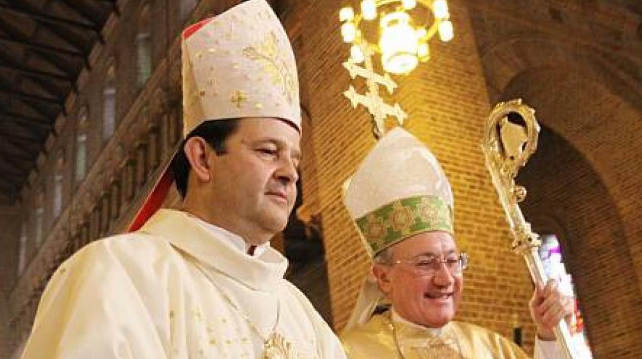 Monseñor Ricardo Tobón (izq.) Arzobispo de Medellín.