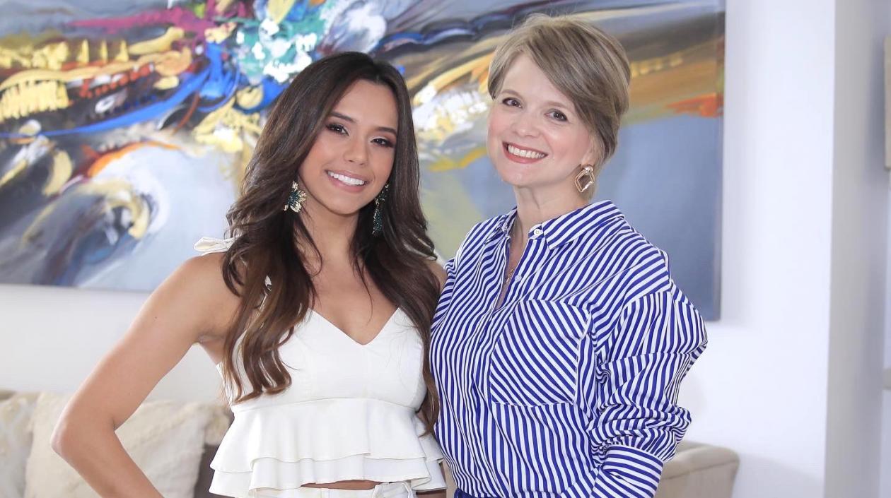 La Reina Natalia De Castro con la Gerente de la empresa Carnaval, Sandra Gómez Molina.