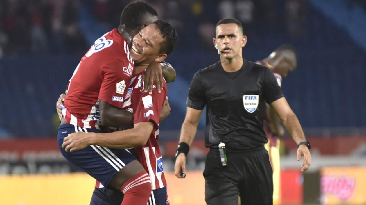 Carlos Bacca celebrando el gol del triunfo.