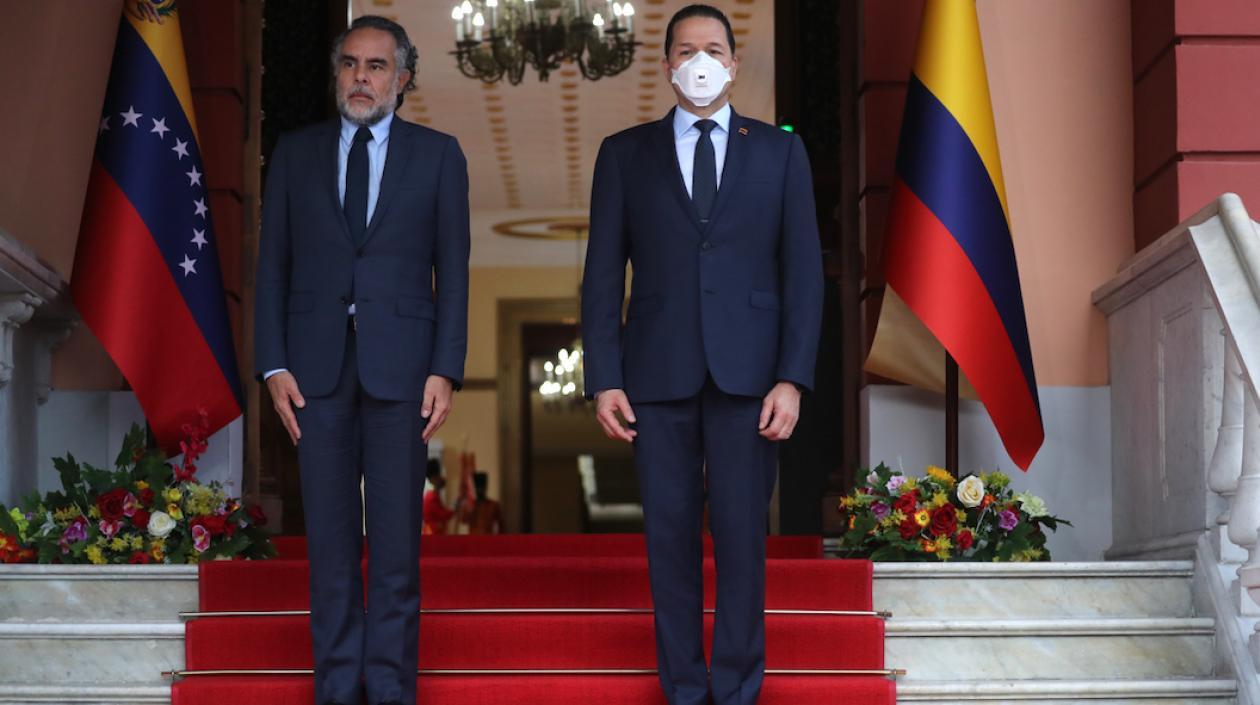 El Embajador Armando Benedetti con el canciller de Venezuela, Carlos Rafael Faría.