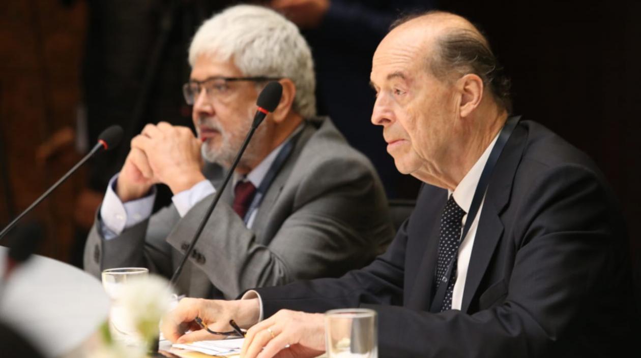 El canciller colombiano, Álvaro Leyva (derecha).