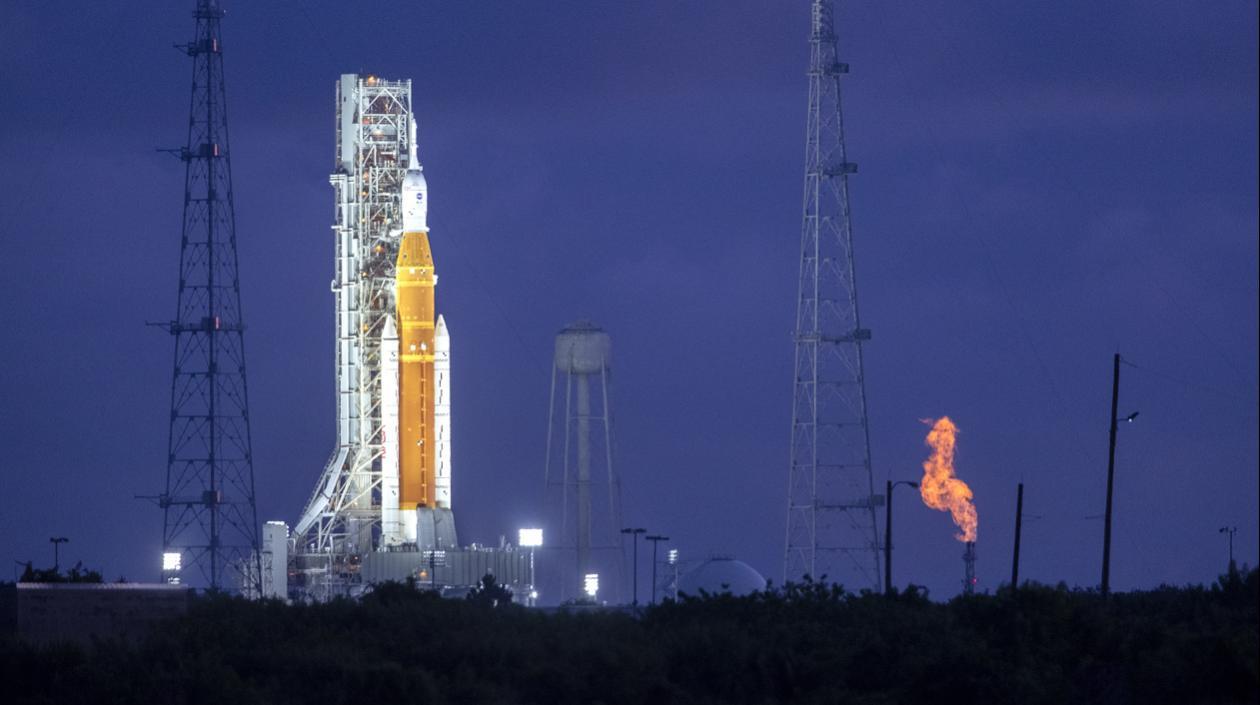 Cohete SLS con la cápsula Orión en su cúspide.