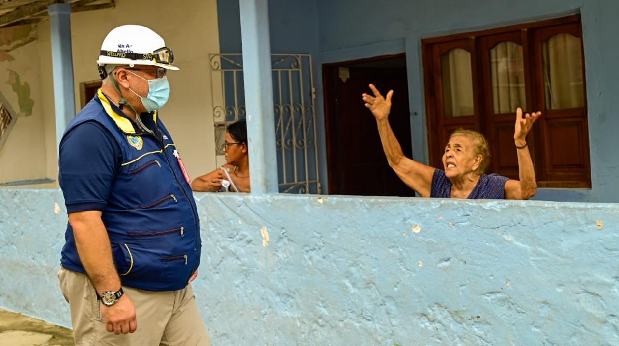 Una mujer clama ayuda al Director de la OAGRD, Fernando Abello, tras las fuertes lluvias en Cartagena.