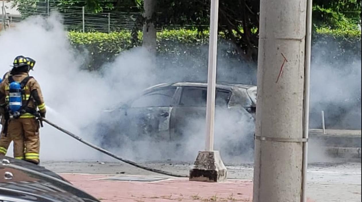 Vehículo incendiado. 