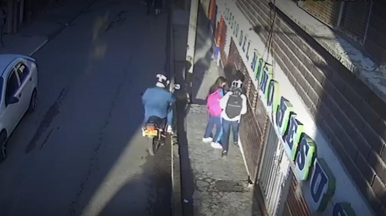 La adolescente y su hermano de 8 años cuando eran atracados por hombres armados.