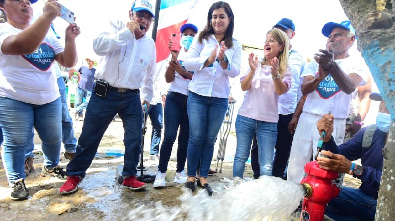 La Gobernadora Elsa Noguera en la reciente inaguración del servicio de agua en Ciudad Paraíso (Soledad).