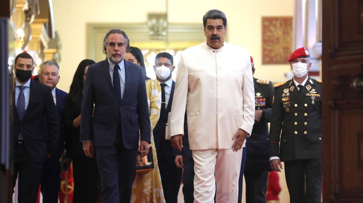 El Presidente de Venezuela Nicolás Maduro con el Embajador colombiano Armando Benedetti.