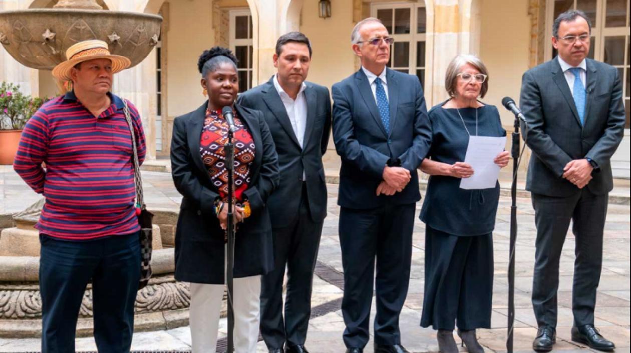 La Ministra de Agricultura, Cecilia López, lee la orden del Gobierno.