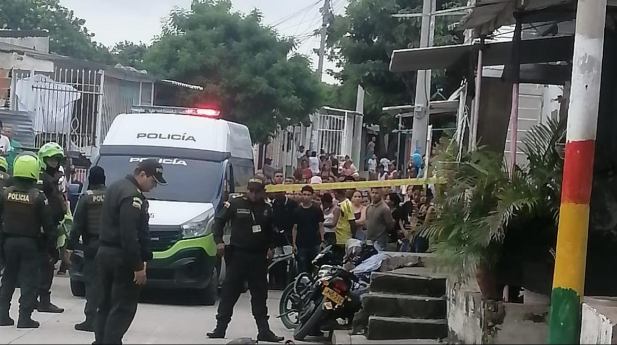 La Policía acordonó el área donde ocurrió el doble crimen. 