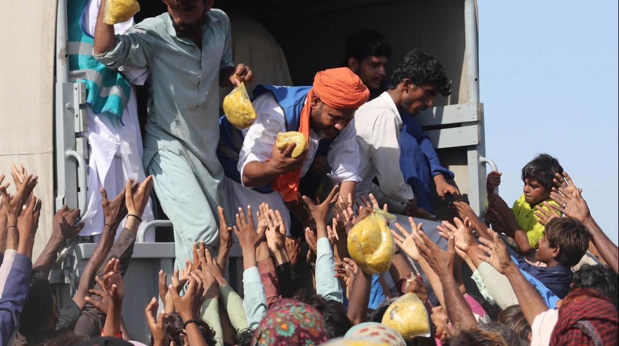 Decenas de damnificados esperan ayuda alimentaria.