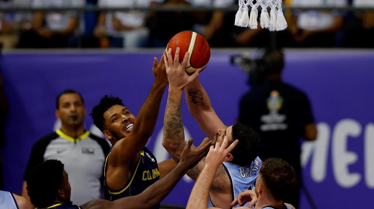 El jugador Jaime Echenique de Colombia disputa un balón con Esteban Batista de Uruguay