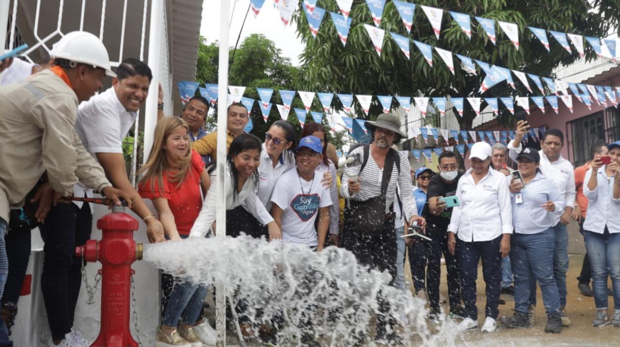 Gobernadora Elsa Noguera en la entrega del acueducto en Malambo. 