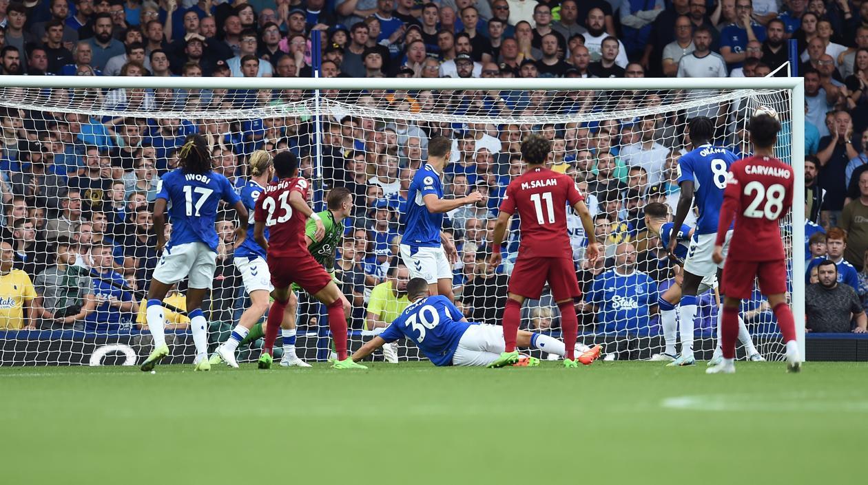 Luis Díaz estrelló un disparo en el palo del Everton.