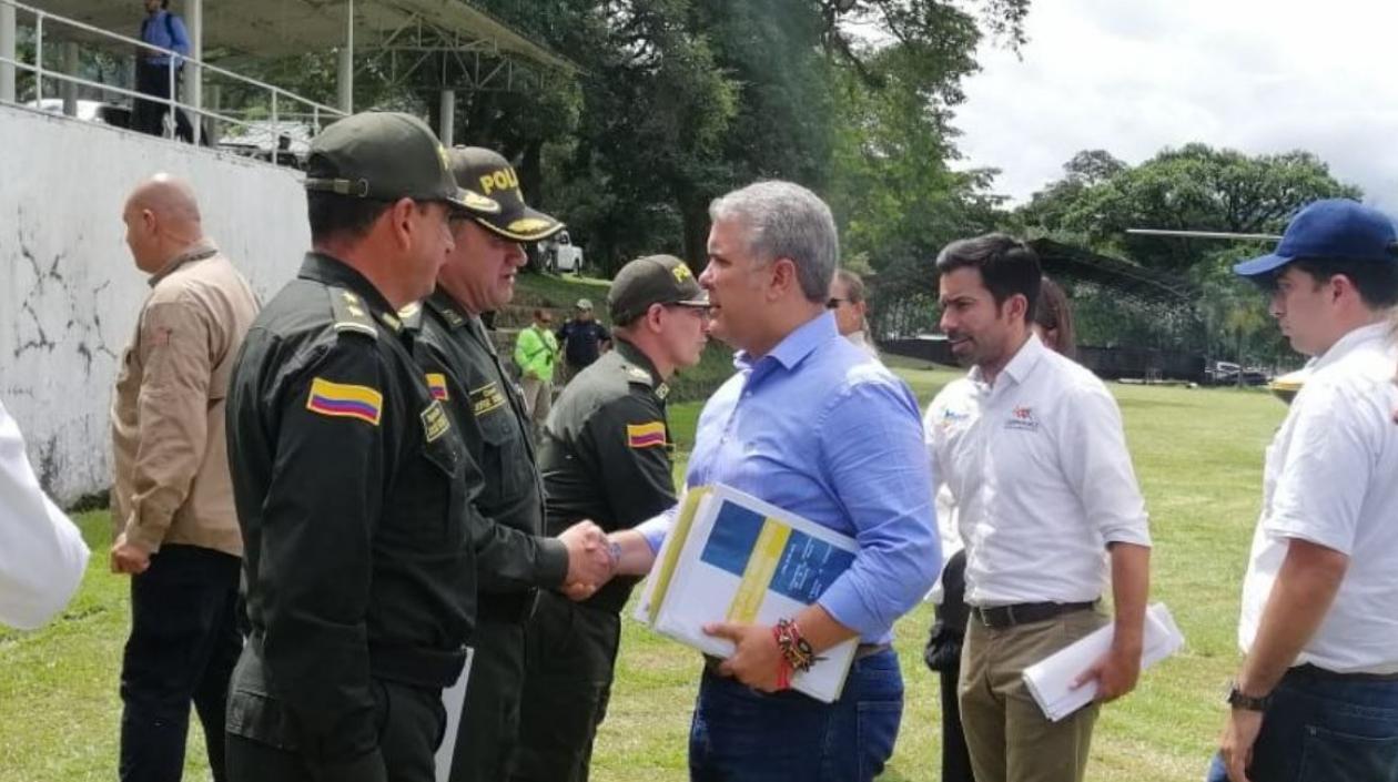 Iván Duque saludando a miembros de la Policía.