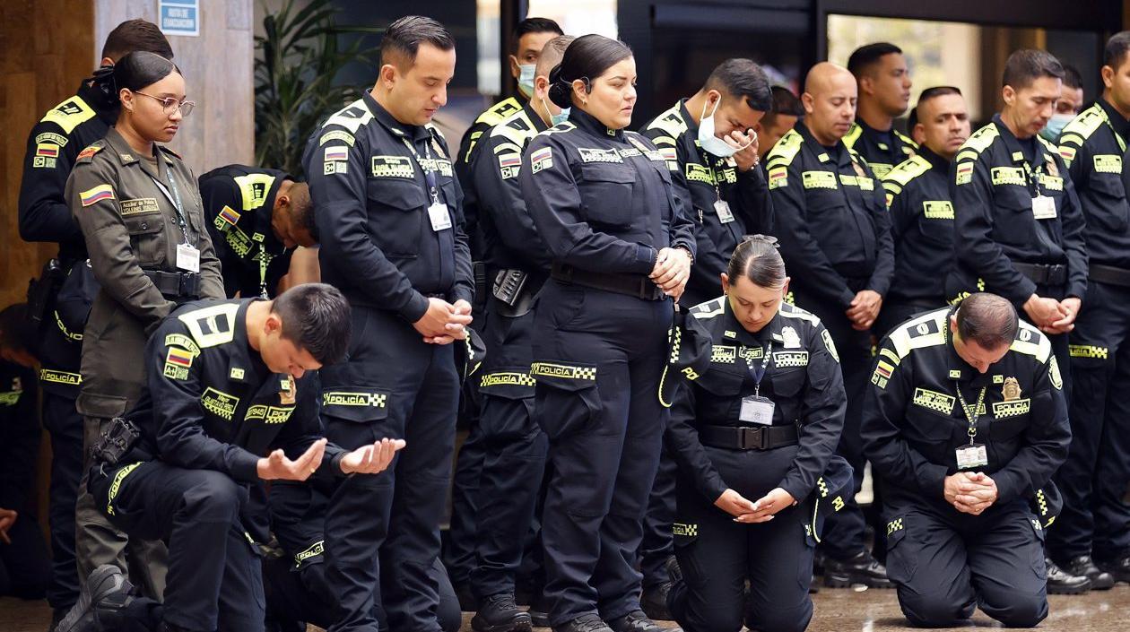 Agentes de policía participan en una ceremonia