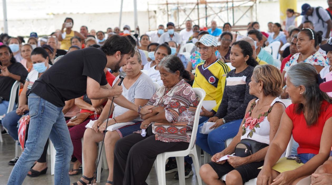 El Alcalde en el anuncio de entrega de títulos.