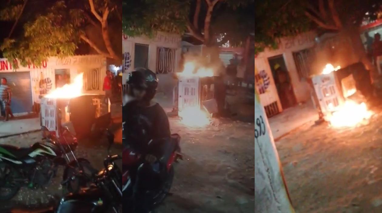 Motocarro incendiado. 