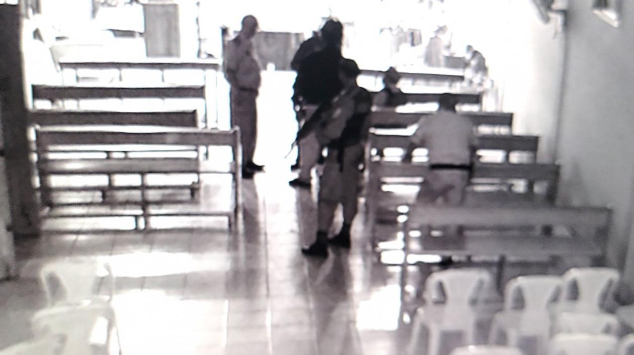 Hombres armados del régimen de Daniel Ortega tomándose las iglesias.