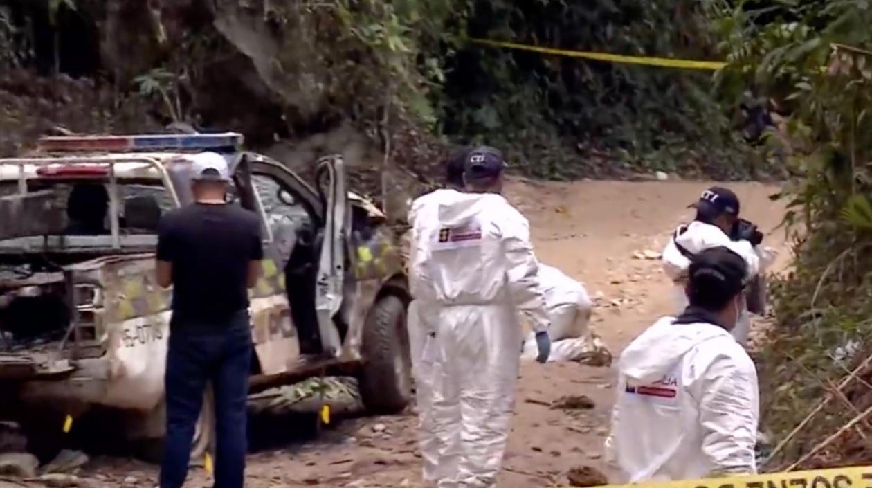 Investigadores en el sitio del atentado en el Huila