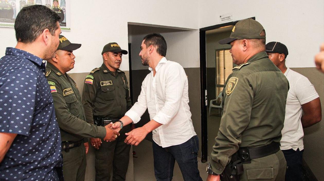 Momento del encuentro del senador Álex Flórez con los patrulleros. 